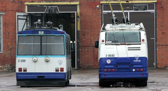 Latvijā atgriežas vecā izklaide – 'zacepings' pie transporta līdzekļiem