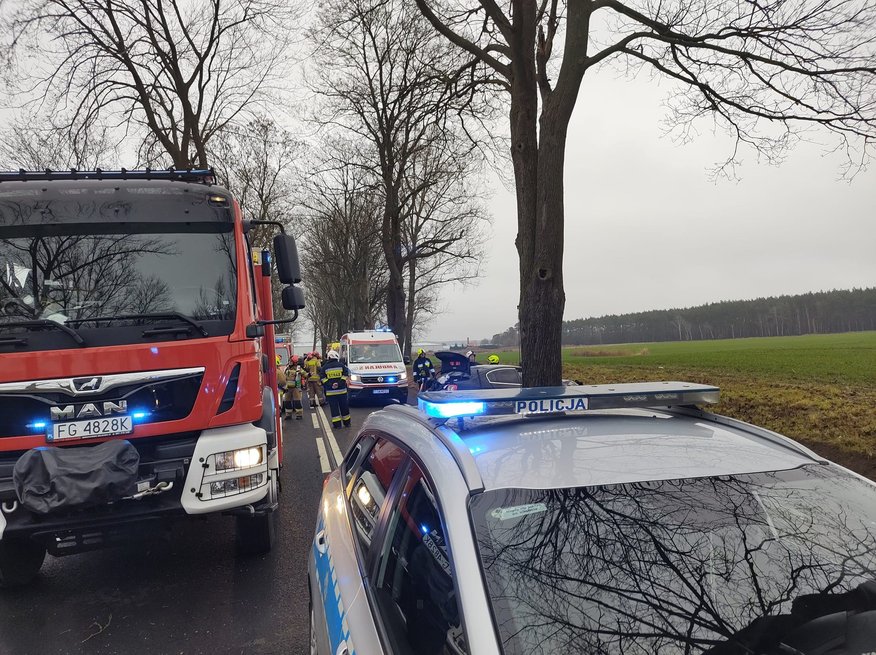 ФОТО. В Польше разбился автомобиль с семьей из Латвии: в машине было трое взрослых и шестеро детей