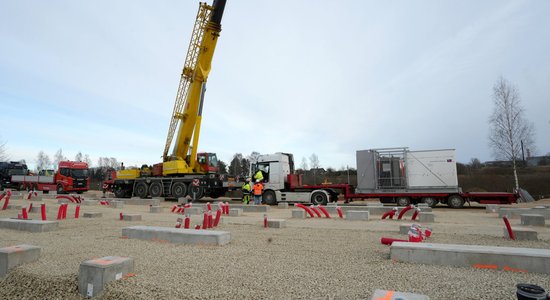 Piegādātas pirmās elektroenerģiju uzkrājošo bateriju iekārtas energosistēmas drošumam