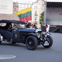 Foto: Pie Brīvības pieminekļa piestāj pāris simti vēsturisko auto no Baltijas