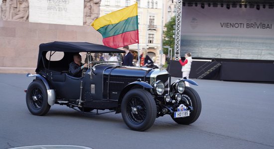 Foto: Pie Brīvības pieminekļa piestāj pāris simti vēsturisko auto no Baltijas