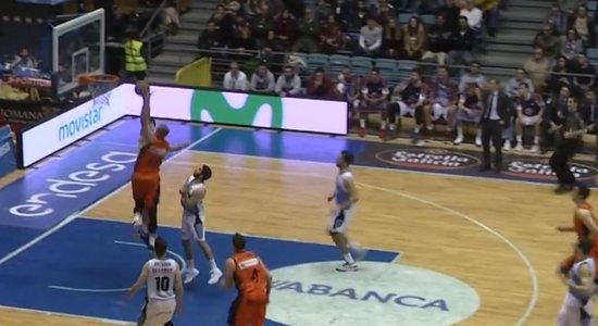 Video: Šmits ACB līgas spēlē izceļas ar skaistu 'danku' pāri pretiniekam