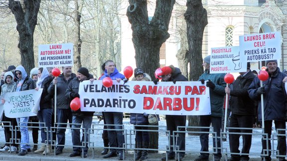 Autobusu pārvadātāju pikets pie valdības ēkas - 10