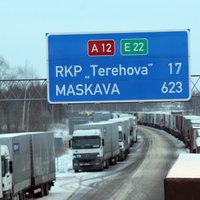 Очереди машин на латвийско-российской границе продолжают сокращаться