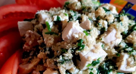 Vistas salāti ar kvinoju, fetu un spinātiem