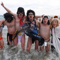 Ar tērpiem un kaili – Francijas nūdistu pludmalē tradicionāli gaida Jauno gadu