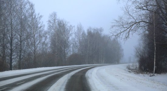 Apledojums daudzviet apgrūtina braukšanu; strādā 112 ziemas tehnikas vienības