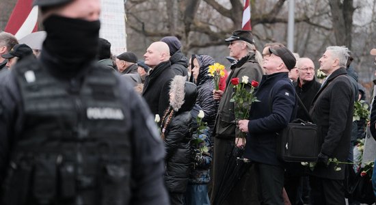 Reportāža: Ikgadējais leģionāru atceres gājiens Rīgā noslēdzies bez starpgadījumiem