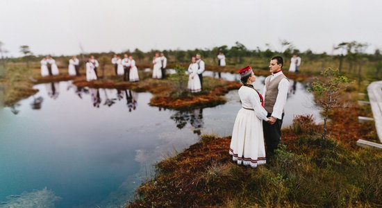 Mistisks rīts ar tautu meitām un tautu dēliem Ķemeru purvā