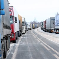 Pie Lietuvas un Baltkrievijas robežas būtiski pieaugušas kravas automašīnu rindas