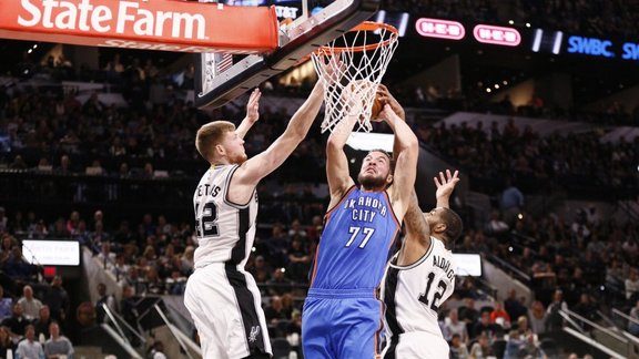 NBA, Davis Bertans blocks Oklahoma City Thunder center Joffrey Lauvergne