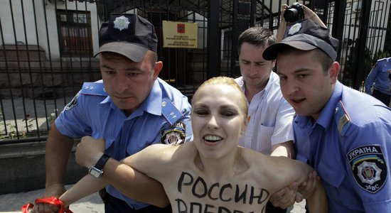 FEMEN dūdiņa protestē pret Putina šķiršanos