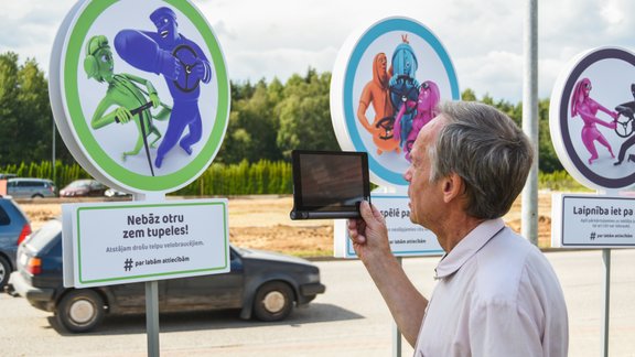 Cēsīs nerakstīto ceļu satiksmes likumu izstāde