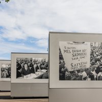 Foto: Rīgas centrā atklāta Latvijas neatkarības atjaunošanas trīsdesmitgadei veltīta fotoizstāde