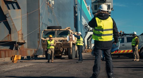 Foto: Liepājā dalībai 'Namejs' mācībās ierodas ASV militārās tehnikas vienības