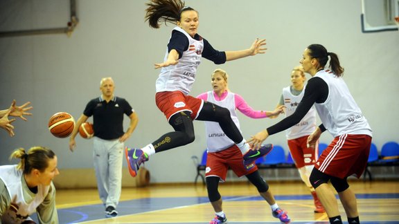 Latvijas sieviešu basketbola izlase treniņspēlē cīnās neizšķirti ar Baltkrieviju Latvijas sieviešu basketbola izlase treniņspēlē cīnās neizšķirti ar Baltkrieviju