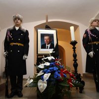 Urna ar Vāclava Havela pīšļiem ievietota ģimenes kapavietā Prāgā