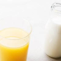 Pieaugušas cenas piena produktiem un apelsīniem