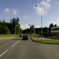 ВИДЕО: Водитель сбивает женщину на пешеходном переходе возле "Гайльэзерс"