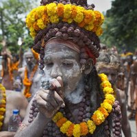 Indijas ciemā iedzīvotāji nocērt galvu 'raganai'