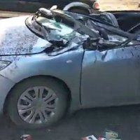 Video: Kā sprāgusi pašizgāzēja riepa var kritienā saplacināt vieglo auto
