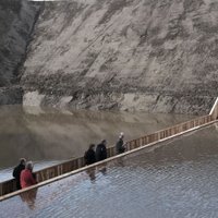 Tilts kā no Bībeles - 'neredzamais' Mozus tilts Nīderlandē, kas liek ūdenim atkāpties