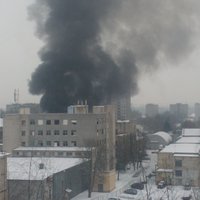 ФОТО, ВИДЕО: Крупный пожар в Риге - горело здание магазина одежды