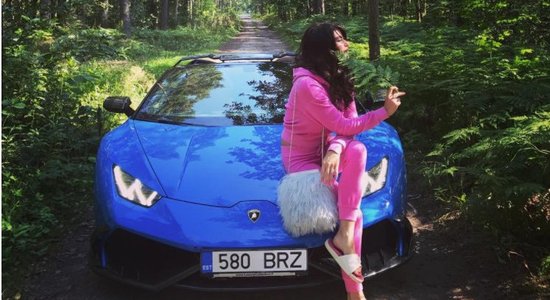 Foto: Valšķīgā Betija dzelteno 'Ferrari' atstāj mājās un ar zilo 'Lambo' brauc uz mežu