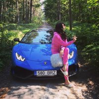 Foto: Valšķīgā Betija dzelteno 'Ferrari' atstāj mājās un ar zilo 'Lambo' brauc uz mežu