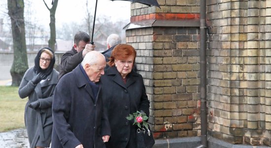 Foto: Torņakalna baznīcā atvadās no akadēmiķa Jāņa Stradiņa