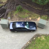 Foto: Kā celtnieki Pļavniekos izāzēja nekaunīgu BMW īpašnieku