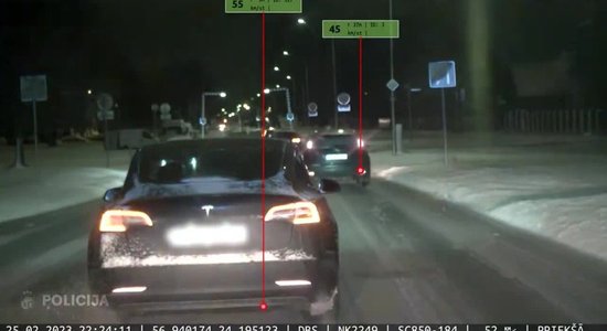 Video: Policija aiztur iereibušu 'Tesla' vadītāju, kurš bēg no policijas
