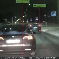 ВИДЕО. Плявниеки: пьяный водитель на Tesla пытался скрыться от полиции