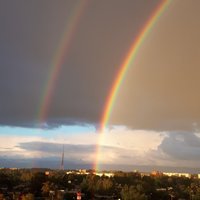 Foto: Septembra varavīksnes loki iekrāso debesis virs Rīgas