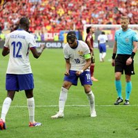 Francija pieticīgā futbola spēlē pieveic Beļģiju un iekļūst ceturtdaļfinālā