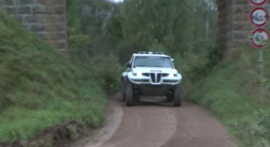 Video: Iespaidīgi džipi sacenšas par uzvaru rallijreidā 'Latvian Baja'