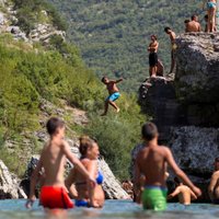 Balkānos svelme; krīt aprīļa karstuma rekordi