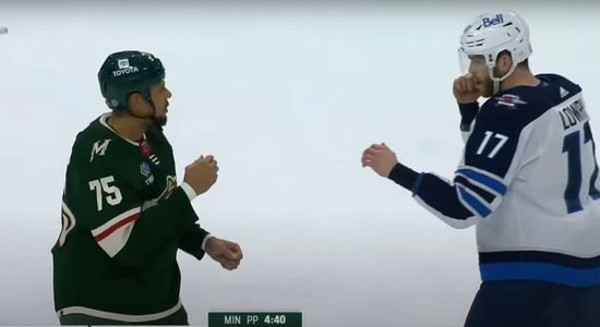 Video: Haotiskā NHL mača pēdējā minūtē izceļas divi kautiņi
