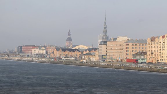 Skats no Salu tilta uz Ģenerāļa Radziņa krastmalu.