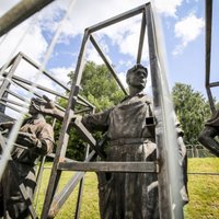 Foto: No Viļņas Zaļā tilta demontētās padomju statujas saliktas 'krātiņos'