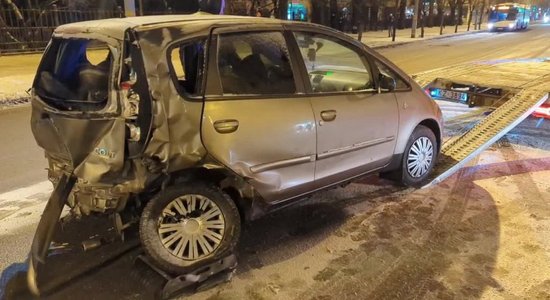 Merķeļa ielā trolejbuss taranējis piecas automašīnas