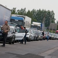 Uz Latvijas robežas ar Krieviju veidojas pamatīgas auto rindas
