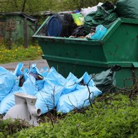 В среду пятая часть рижан останется с переполненными мусорниками: договор о вывозе не заключен