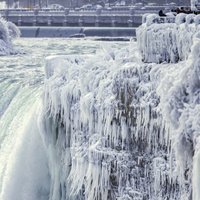 Замерзающий Ниагарский водопад стал хитом соцсетей