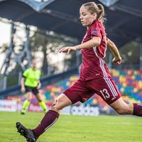 Latvijas sieviešu futbola izlase EČ kvalifikācijas turnīru beidz ar zaudējumu Slovākijā