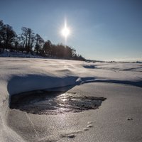 В Цесисском крае провалился под лед и утонул человек