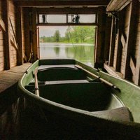 Foto: Neparasts viesu namiņš Alūksnes ezerā ar laivu 'vēderā'