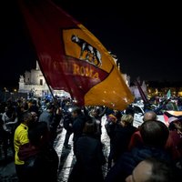 Video: 'AS Roma' prezidents pēc kluba sensacionālās iekļūšanas Čempionu līgas pusfinālā izpeldas strūklakā