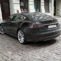 ФОТО: Самый дорогой электроавтомобиль Tesla Model S на рижских улицах