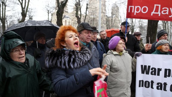 Pie valdības ēkas protestē pret BBC filmu - 9